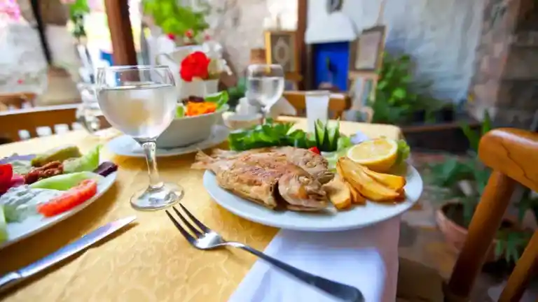 Como montar uma mesa de almoço: Encante seus convidados com uma apresentação impecável