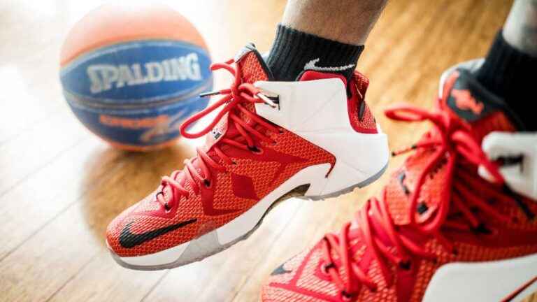 Tênis LeBron 12