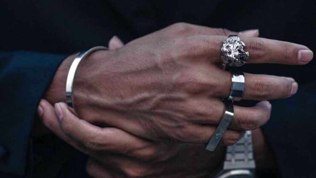 Acessórios Masculinos de Luxo: Corrente de Ouro Masculina, Corrente de Prata Masculina e Anel Masculino Acessórios Masculinos de Luxo: Corrente de Ouro Masculina, Corrente de Prata Masculina e Anel Masculino