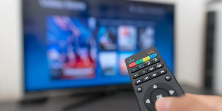 O que está substituindo a TV tradicional nas casas brasileiras
